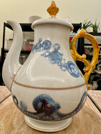 Was macht der Oktopus auf der Teekanne?
